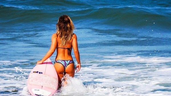 Chicas surfeando en la playa