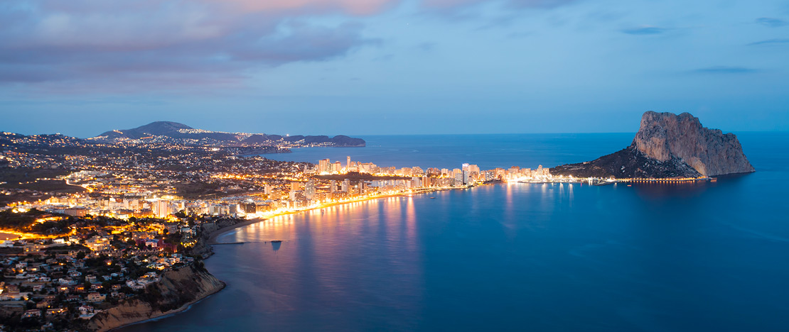 Vista de Calpe, Alicante, Comunidad Valenciana al anochecer?