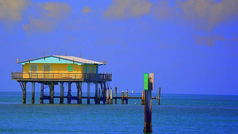 Casas en Stiltsville flotando en el mar, Miami