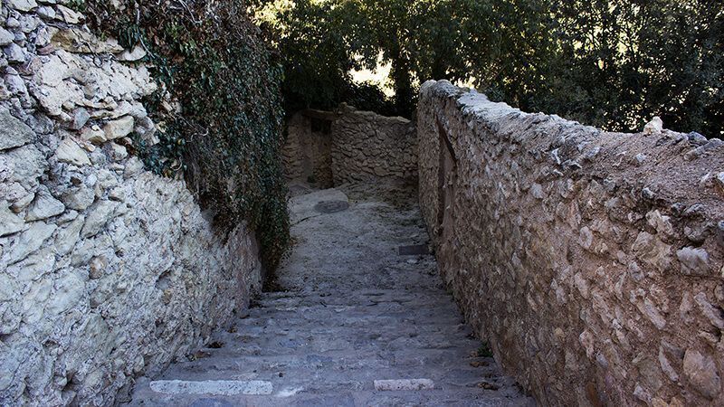 Camino de piedra con escaleras