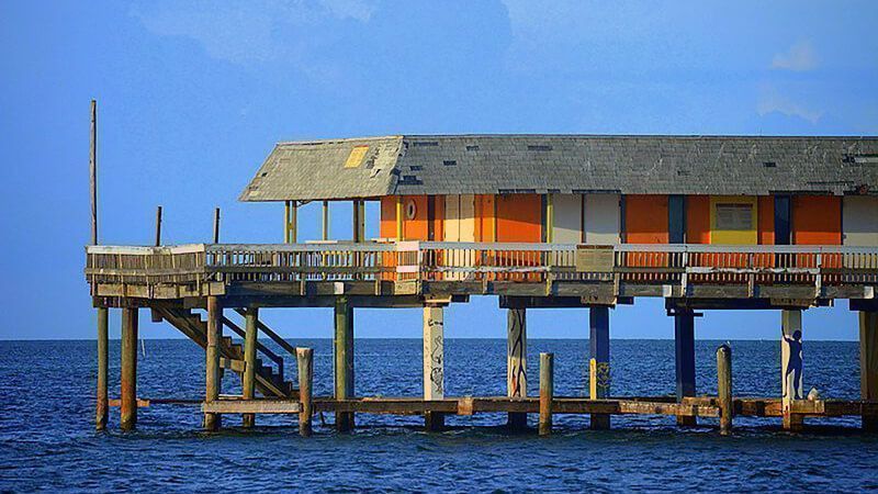 Una casa sobre pilotes flotando en medio del mar de Miami