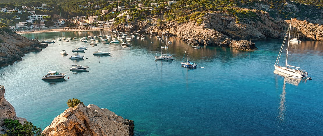 Muelle de veleros en Calavadera, Ibiza, Islas Baleares