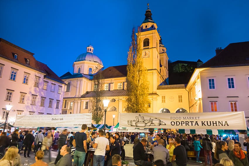 Multitudes en un mercado nocturno en Ljubljana, Eslovenia 