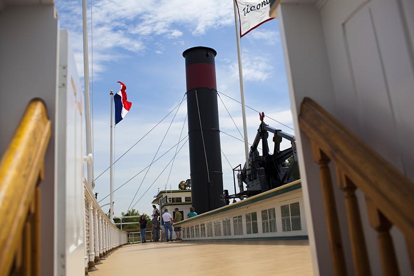 Los visitantes viajan a lo largo de la cubierta costera en un hidrodeslizador de 220 pies "Ticonderoga," El último barco de vapor de remos estadounidense en el Museo Shelburn