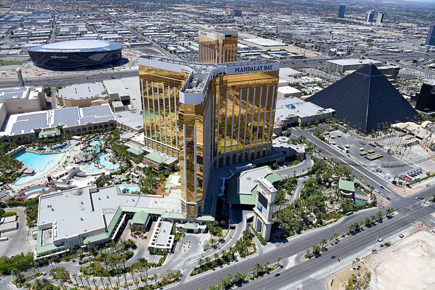 Vista aérea que muestra el estadio Allegiant en construcción al oeste de Mandalay Bay Resort and Casino, Delano Las Vegas en Mandalay Bay Resort and Casino y Luxor Hotel and Casino