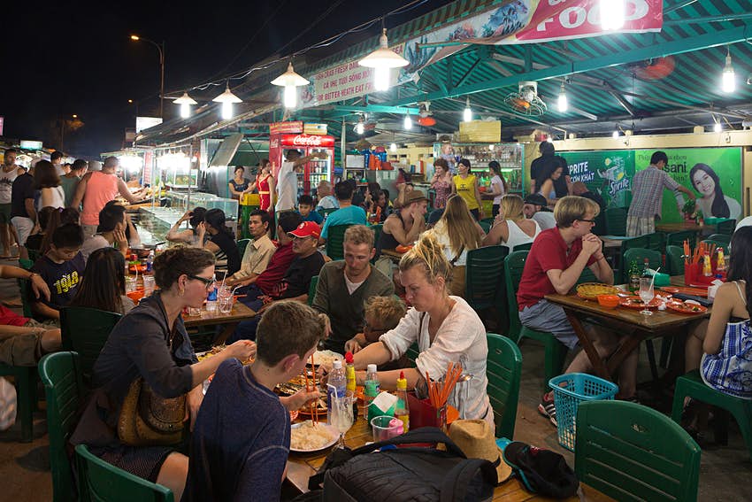 Muchos turistas comen en el mercado nocturno de Duong Dong en la isla de Phu Quoc, Vietnam © AsianDream / Getty Images