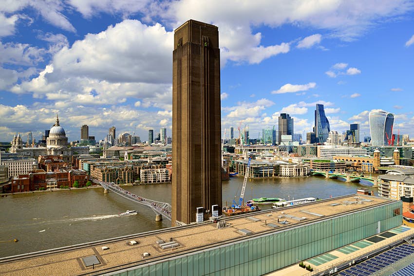 Vista desde la plataforma de observación en Londres con una gran chimenea de ladrillo en primer plano y el río en la distancia
