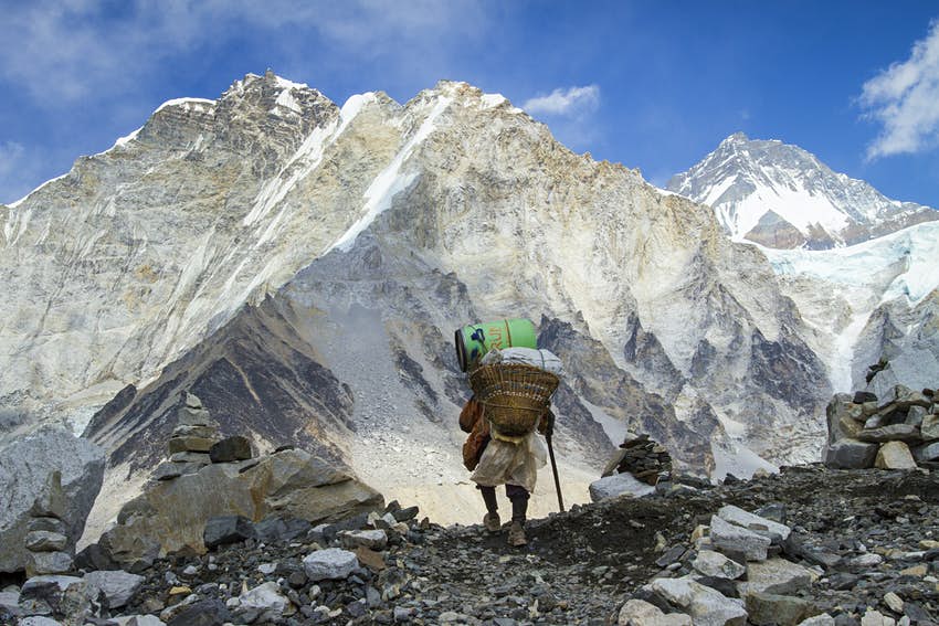 Porter en el campamento base del Everest