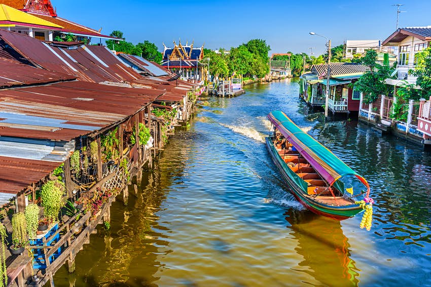 Paseo en barco por un canal de Bangkok