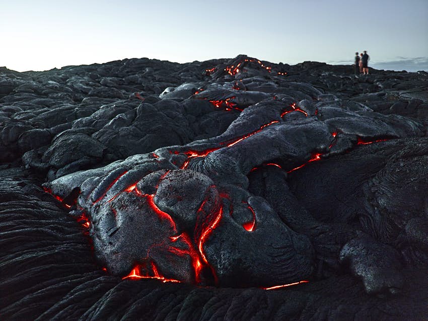 hawai, isla grande, parque nacional de volcanes hawaianos, turistas, posición, en, un, campo de lava