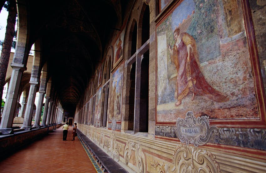 Los murales se encuentran en el corredor del complejo religioso barroco de Santa Chiara