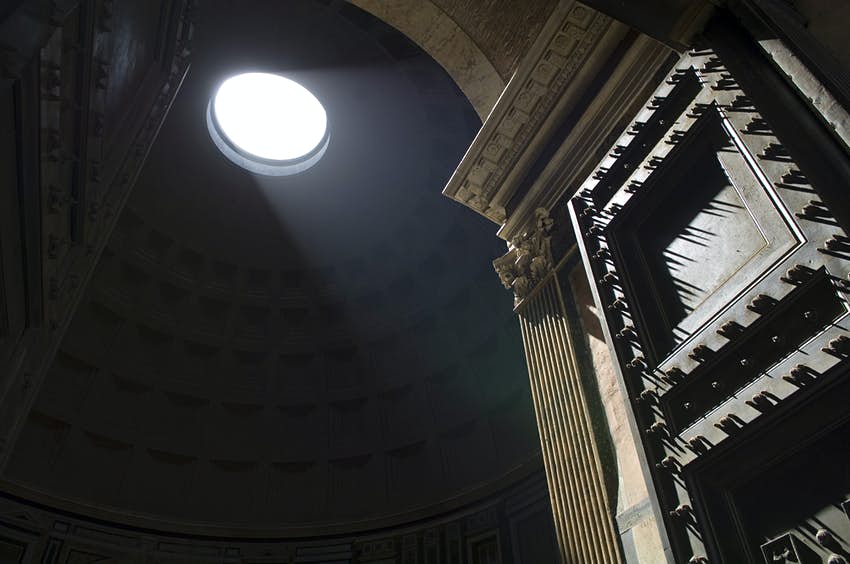 La luz fluye hacia el panteón romano