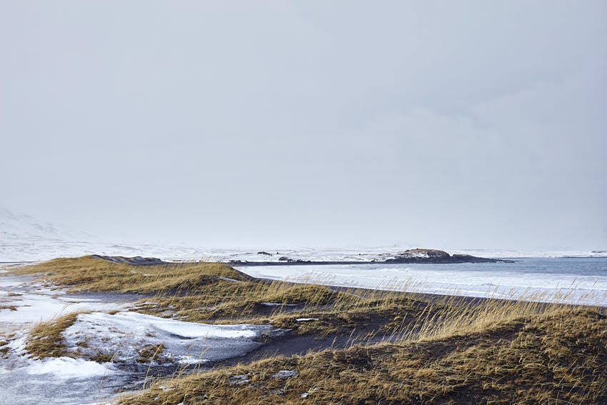 Playa de arena negra en la península de SnÃ¦fellsnes en Islandia