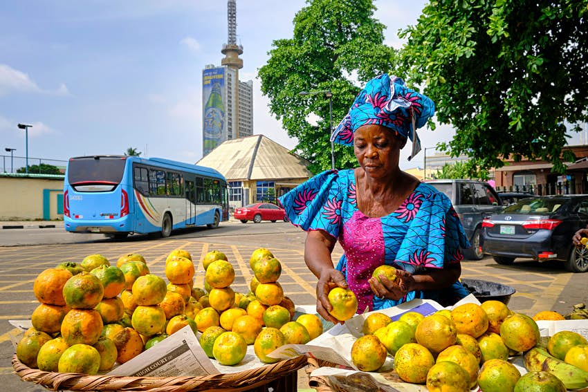 Un vendedor ambulante vendiendo naranjas en las calles del centro de Lagos.