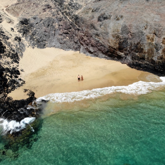 Playa aislada cerca de la playa de Papagayo en Lanzarote
