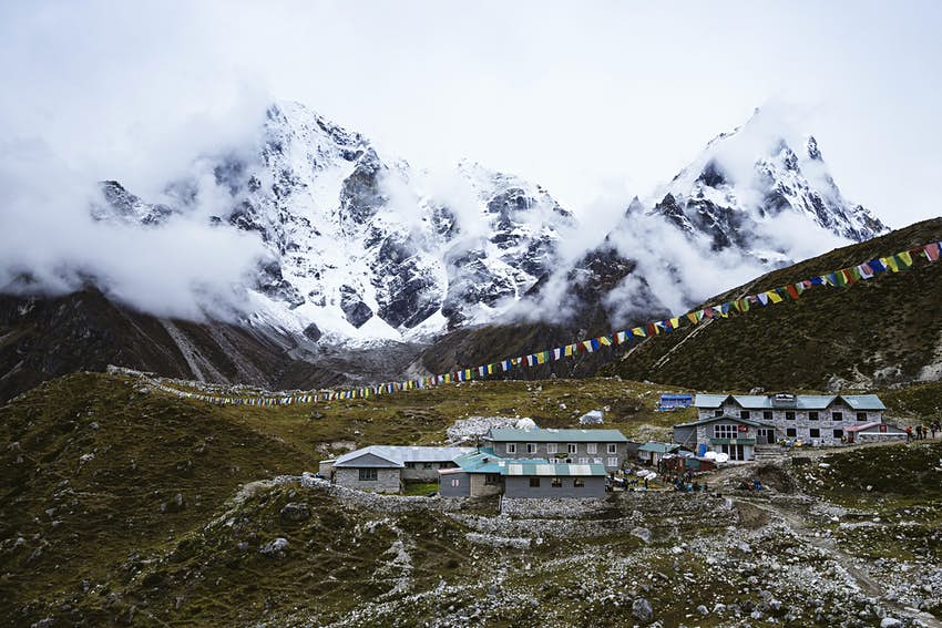 El pueblo de Dougla está situado en un manantial rocoso cubierto de hierba alpina corta con espectaculares picos del Himalaya en el fondo. 