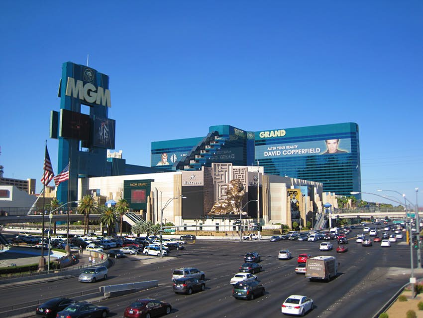 El exterior del MGM Grand Las Vegas, visto desde el otro lado del Strip en un día claro, azul y sin nubes.