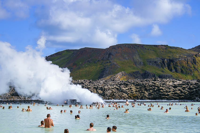 Bañarse en una fuente termal rodeada de bordes rocosos