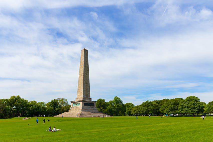 La gente se reúne frente al Monumento a Wellington en un día soleado en Dublín