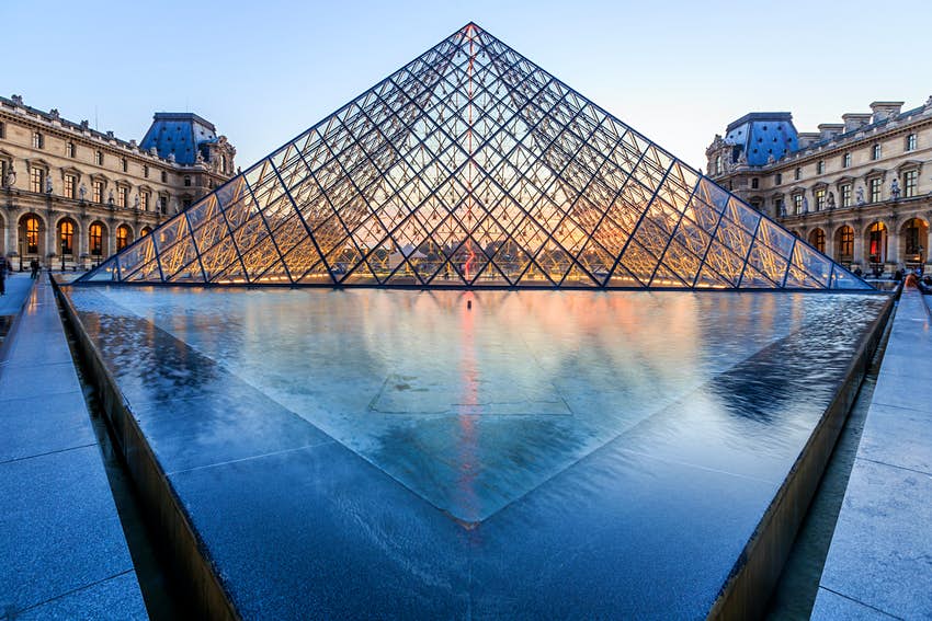 La pirámide del Louvre por la noche. 