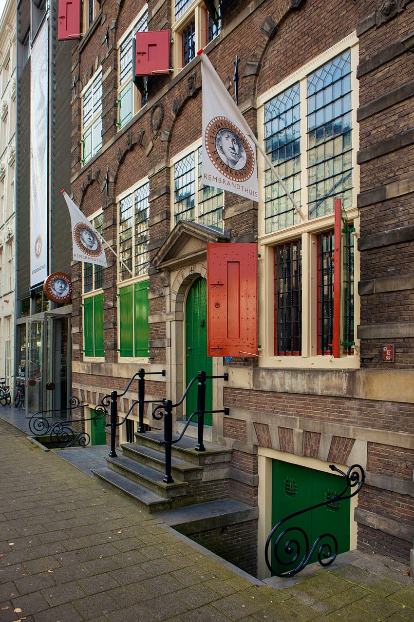 Puerta verde a la entrada del Museo Het Rembrandthuis en Amsterdam, Países Bajos