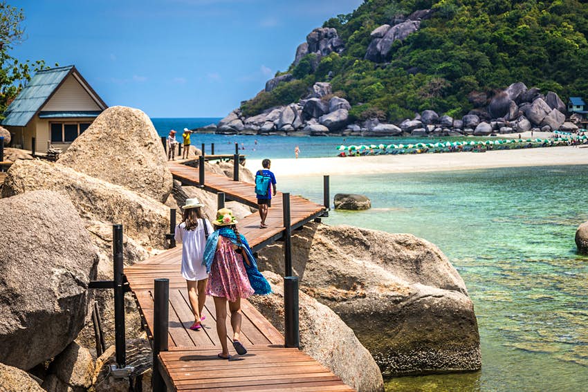 Un paseo de madera conduce a la playa de Koh Tao