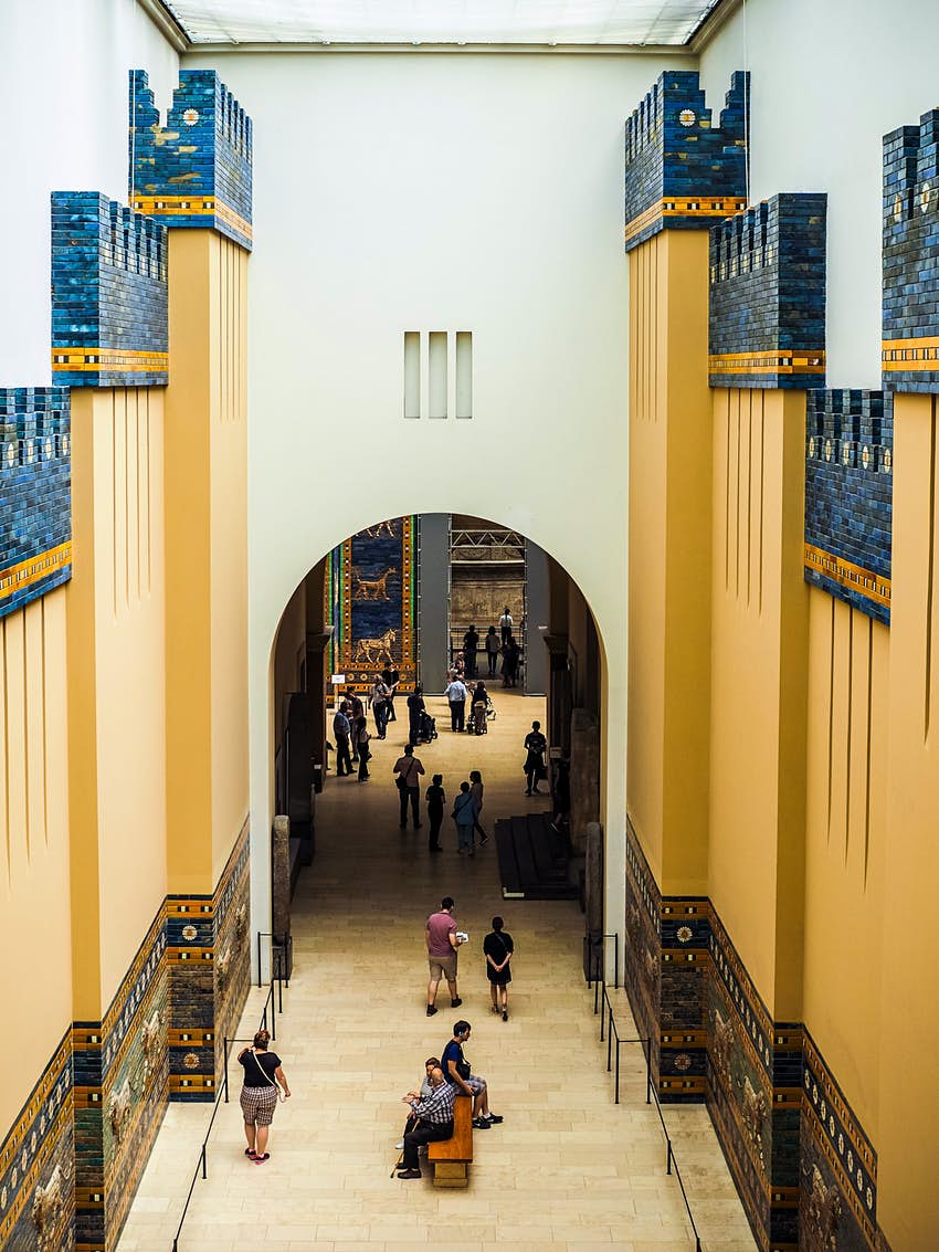 Disponibilidad de persianas RF_507412768.jpg Los visitantes ven la exposición de las murallas babilónicas en el Museo de Pérgamo en el Museo Museo. El techo del pasillo es alto y mucha gente mira fijamente las exhibiciones en la pared.