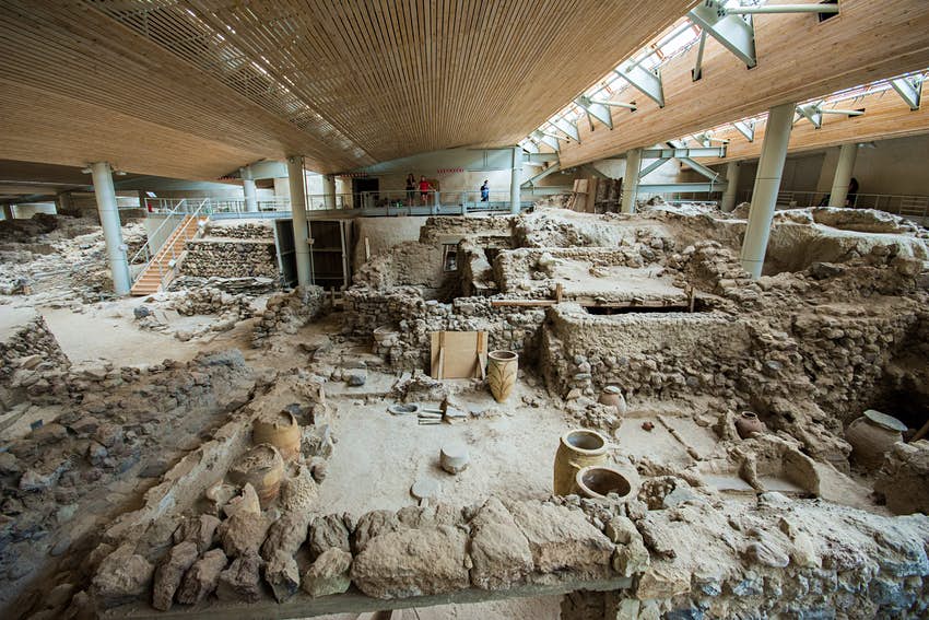 Amplio sitio arqueológico con paredes y vasijas antiguas expuestas