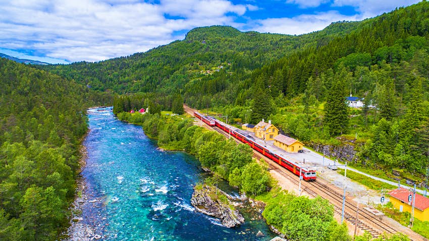 El tren de Oslo a Bergen circula por la vía férrea hasta el río Azul en Noruega.