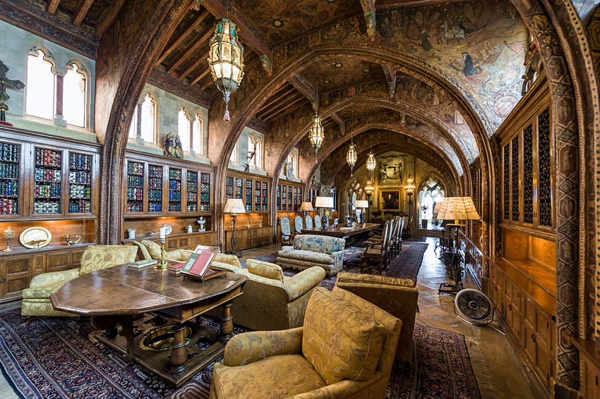 ;  El espacioso salón y comedor en Hearst Castle es un hito histórico nacional y de California y está abierto al público. 
