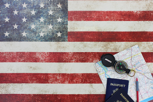 Bandera de Estados Unidos y pasaporte estadounidense