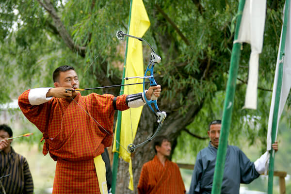 Bhutaneses en juegos de tiro con arco - foto de Oksana Perkins