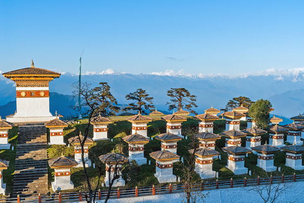 Paso de Dochula en Bután con 108 chortens conmemorativos
