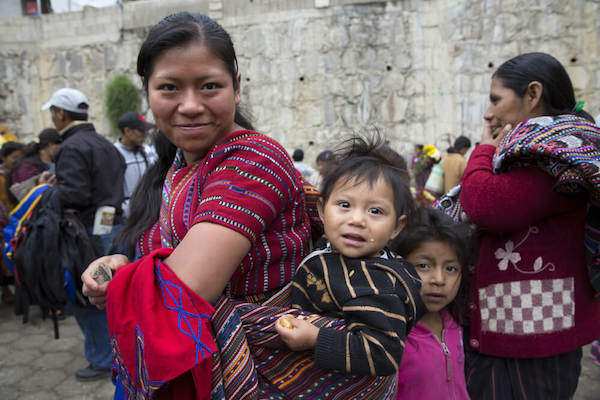 Mujer guatemalteca con hijos - foto: Standard / Shutterstock