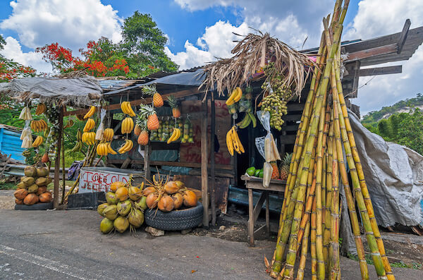 Puesto de vendedor de frutas en Jamaica
