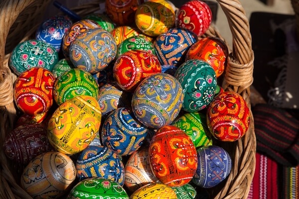 Los huevos de Pascua rumanos tradicionales están ingeniosamente decorados