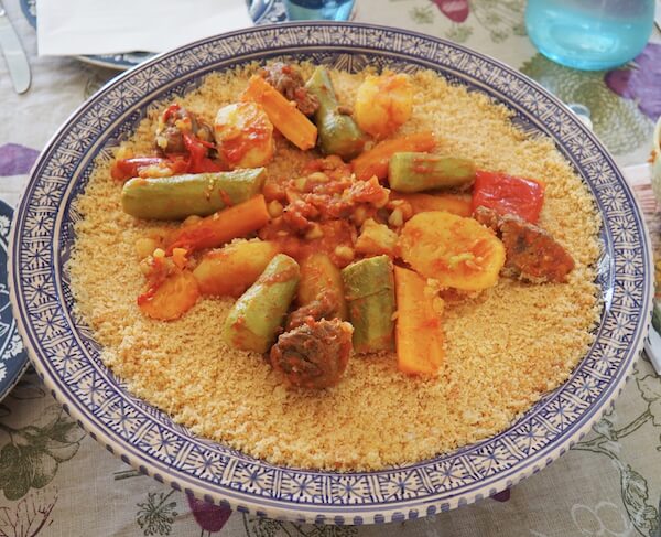 Plato tradicional de cuscús en Túnez