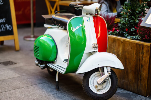 Italianos famosos: scooter Vespa con diseño italiano - foto: Nrqemi / shutterstock.com