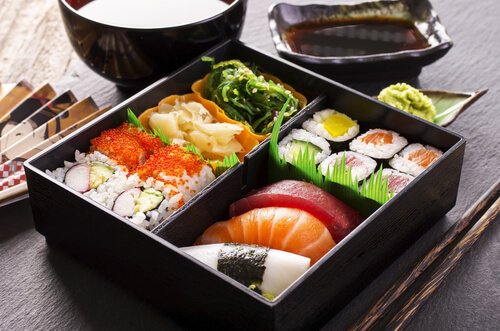 Sushi japonés en caja bento