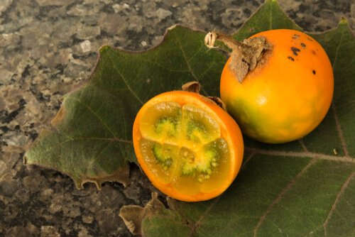 Fruto de lulo colombiano entero y en rodajas