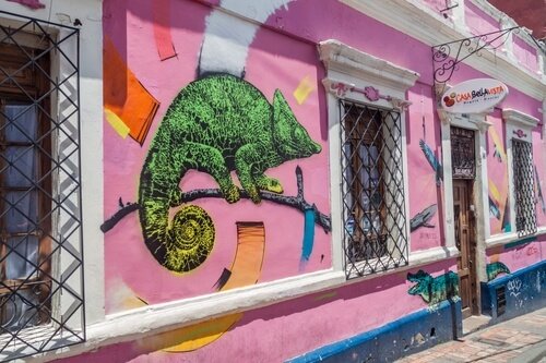 La Candelaria Bogotá con graffiti - foto: Matyas Rehak / Shutterstock.com
