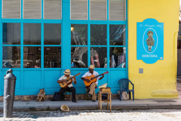 Músicos callejeros cubanos - Foto de possohh / shutterstock.com