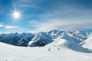 Alpes alemanes en la nieve con esquiadores