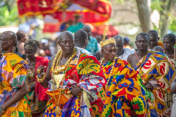 Ancianos vistiendo ropa kente en el Festival Odwira en Ghana