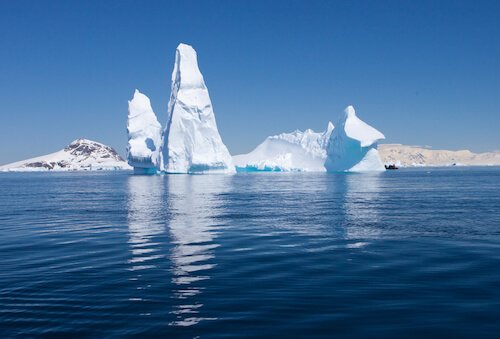Iceberg en el Océano Antártico - instantánea de stock.com