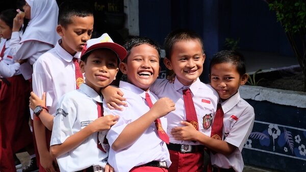 Estudiantes indonesios con uniformes escolares - foto: Casa Nayafana / shutterstock.com