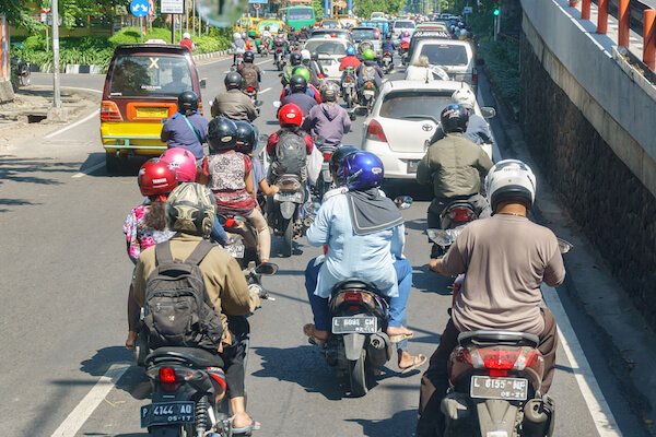 Una calle concurrida en Surabaya - foto de Lano Lan / shutterstock.com