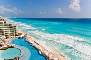 México Cancún playa con mar turquesa y hotel