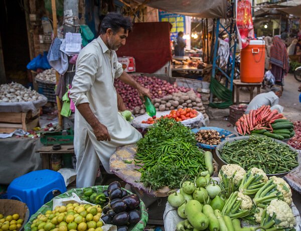 Vendedor en el mercado - foto: Saquib Rizvi