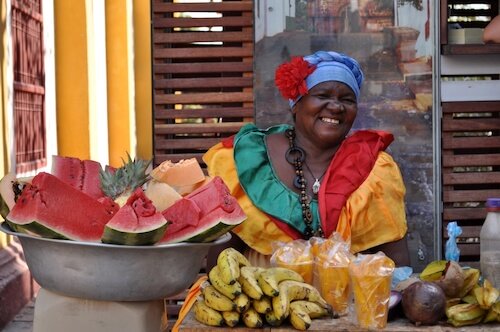 Palenquera colombiana vendiendo frutas - foto: Jobsstock / shutterstock.com